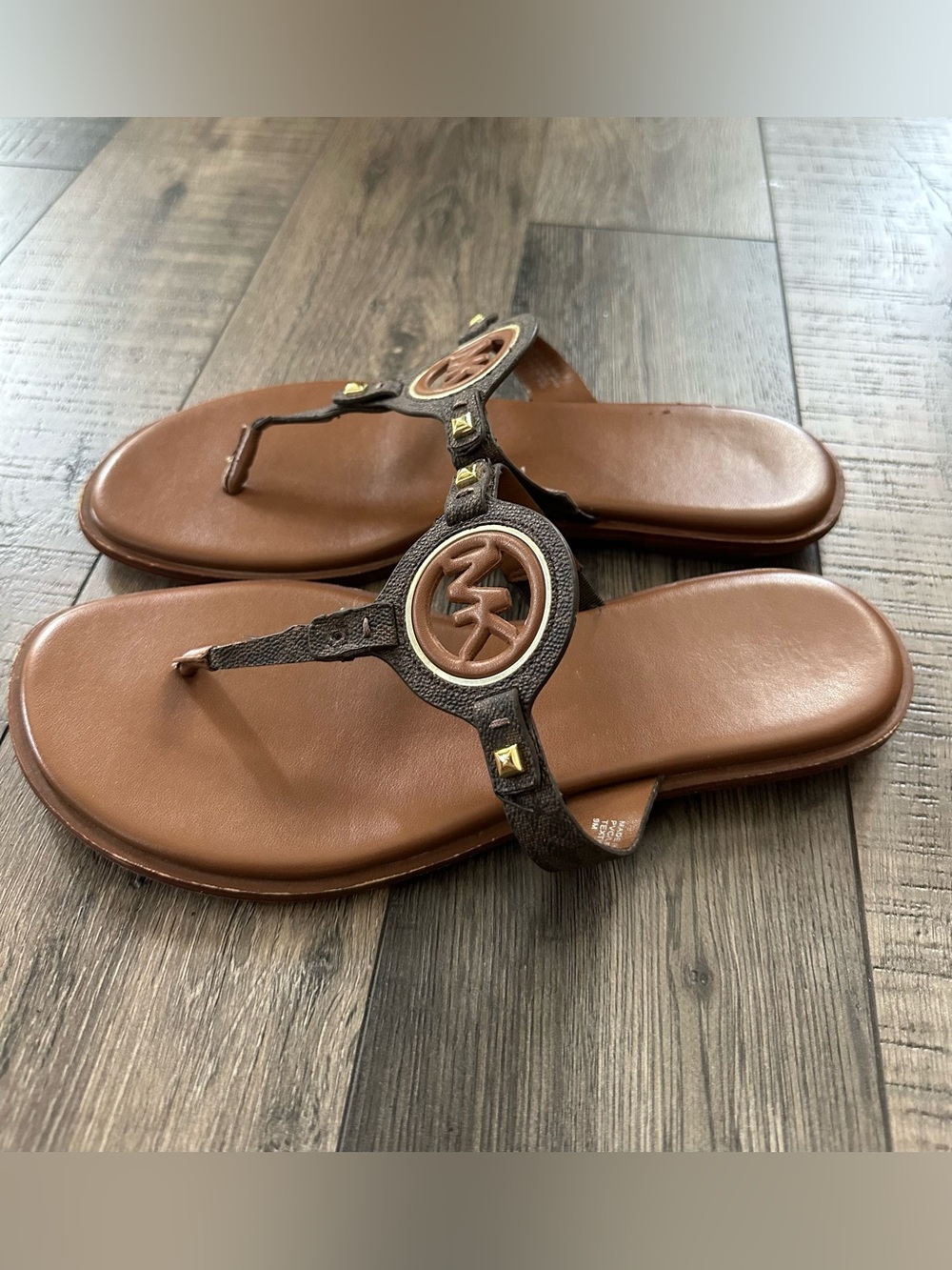 MICHAEL KORS Aubrey Cutout Leather T-Strap Sandal Sandals Brown Signature 9